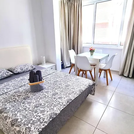 Stylish - 2 Minutes From Kastella Appartamento Larnaca