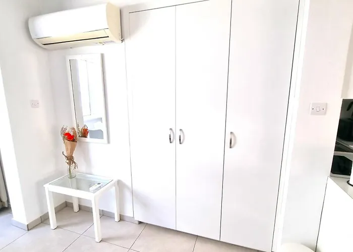 Stylish - 2 Minutes From Kastella アパート ラルナカ